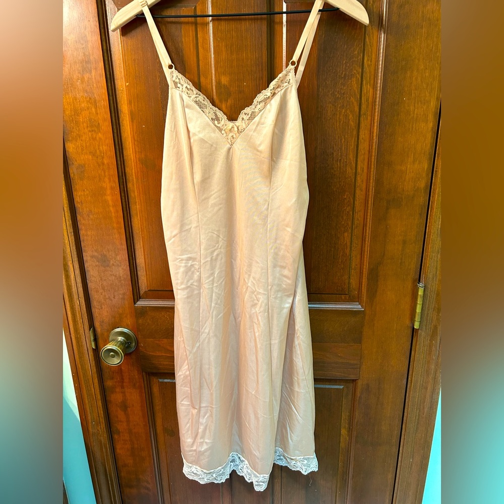 JC PENNEY  VTG Cream Nylon full slip with lace trim. Size 34.